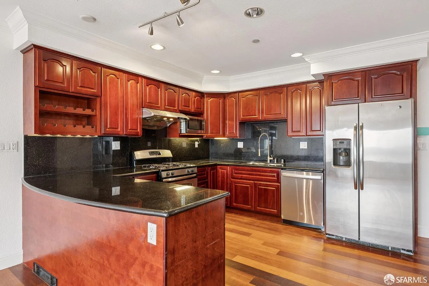 2 bed, 2.0 bath, 976 sqft, $4,500 — Photo 3