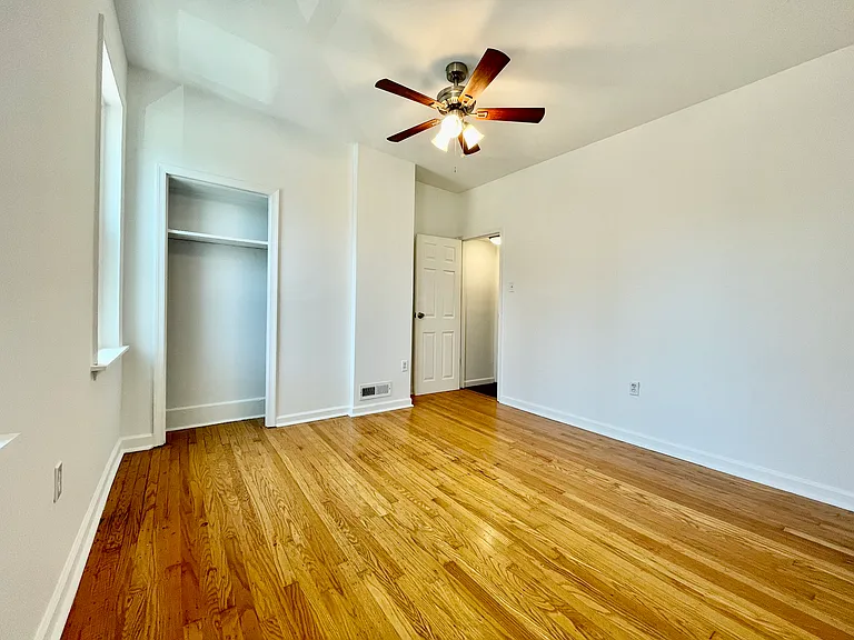 2562 Collins St — Photo 10