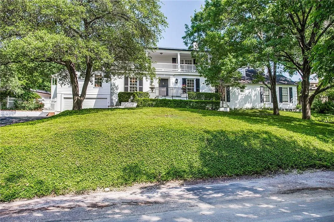 4 bed, 4.5 bath, 4657 sqft, $17,500 — Photo 1