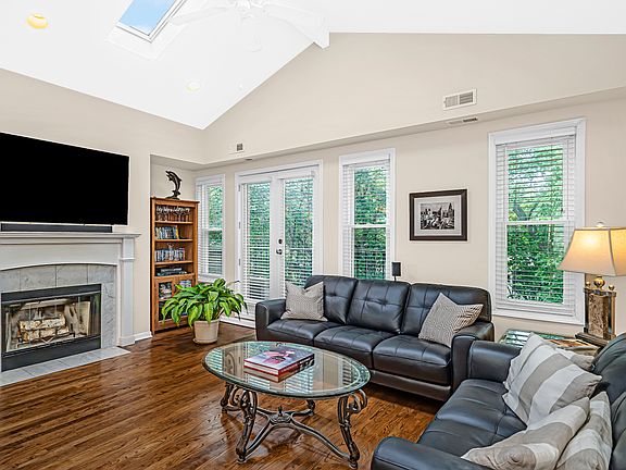 2nd image of 1535 W Oakdale Ave #3