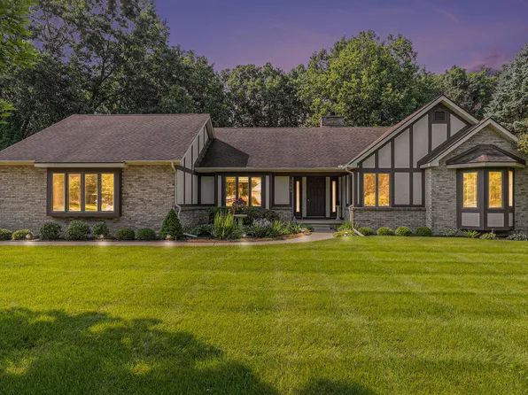 2306 Sunny Ridge Dr, Pinckney, MI 48169