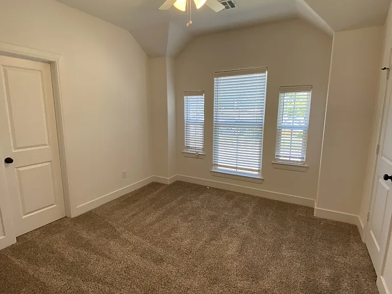 622 W Florence St — Photo 7