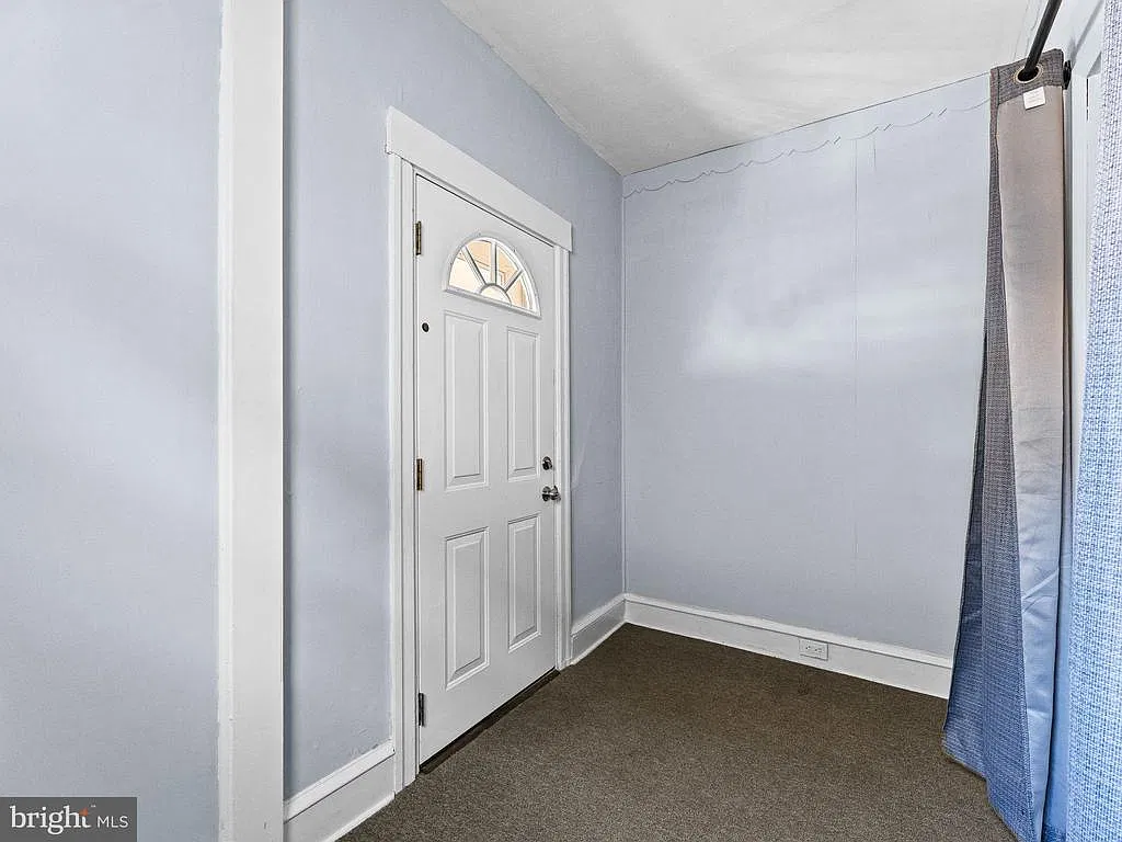 3 bed, 1.0 bath, 1200 sqft, $2,400 — Photo 4