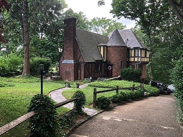 1st image of 11 Chelsea Dr