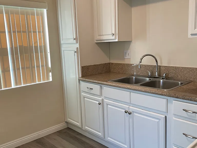 1521 1/2 N Hollywood Way #1521-1/2 — Photo 7