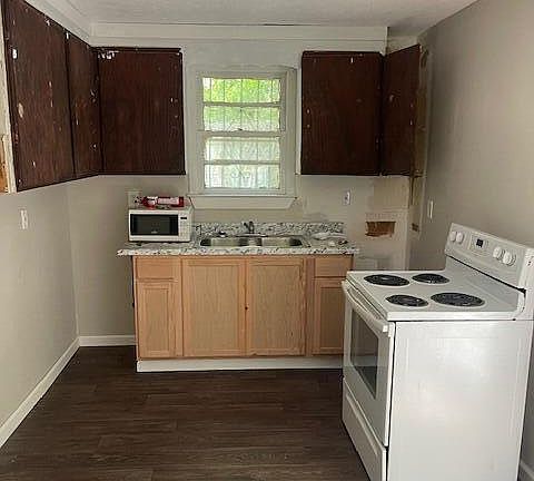 3rd image of 3070 Churchill St