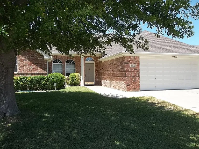 2703 Kinney Dr — Photo 1