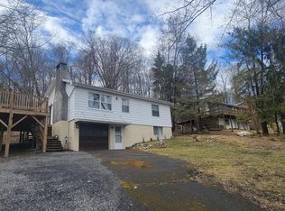 1021 Maple Lake Dr, Bushkill, PA 18324