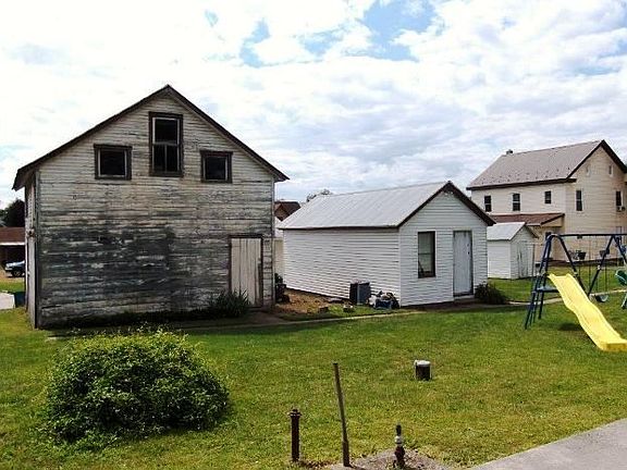3rd image of 324 Grand St