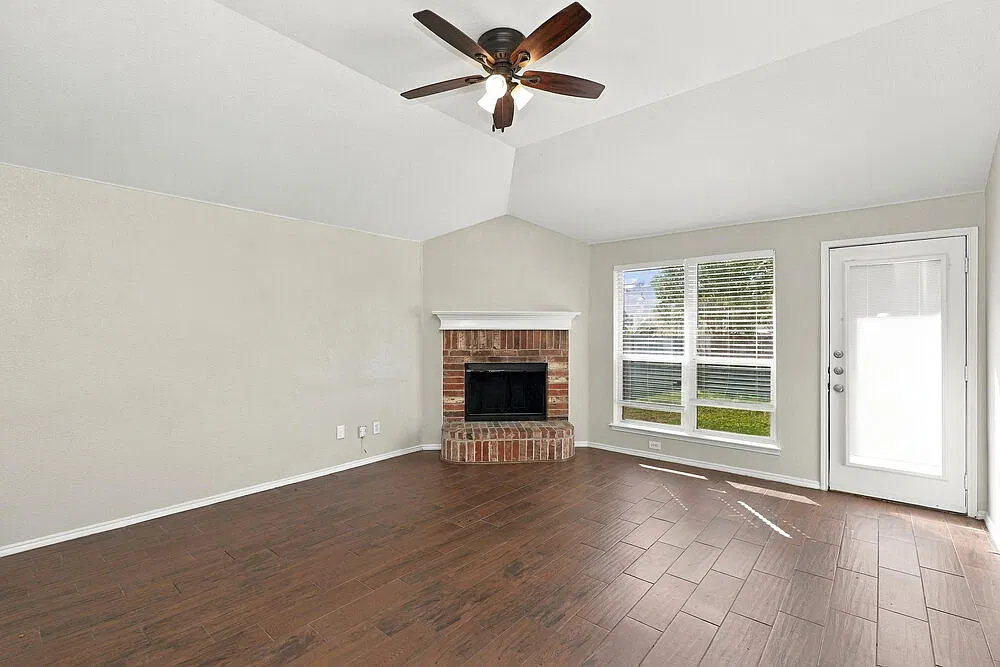 3 bed, 2.0 bath, 1525 sqft, $2,010 — Photo 3