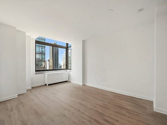 2nd image of 35 W 33rd St Unit Phd