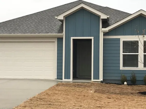 302 NW Bellflower St, Gentry, AR 72734