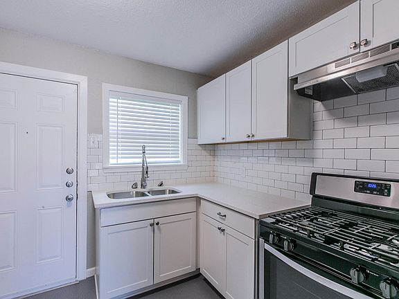 3rd image of 1703 Fairview Dr