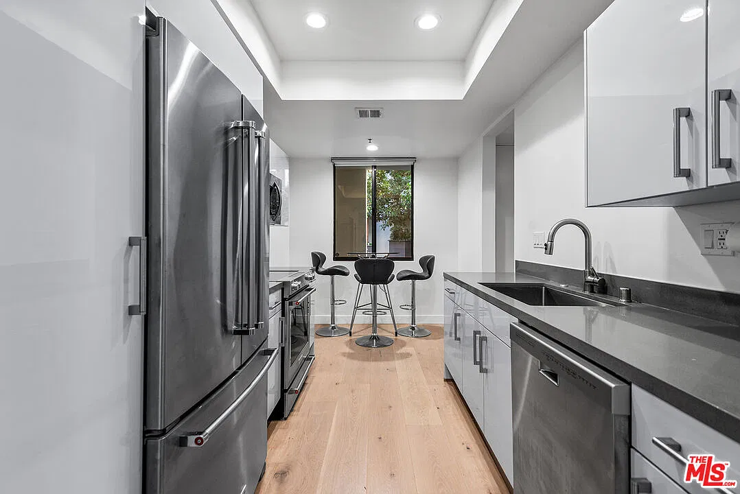 2 bed, 2.0 bath, 1330 sqft, $6,975 — Photo 3