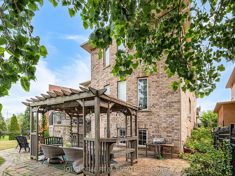 2395 Lyndhurst Dr — Photo 42