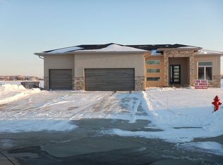 210 S Canterbury Cir, North Sioux City, SD 57049