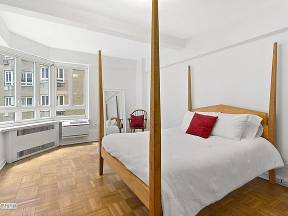 4th image of 333 W 57th St APT 5H