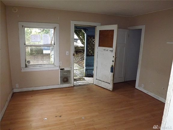 3rd image of 806 S National Ave