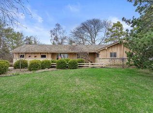 500 E Circle Rd, Mequon, WI 53092