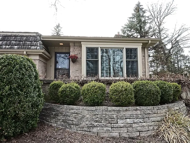 2S744 Avenue Barbizon photo 1