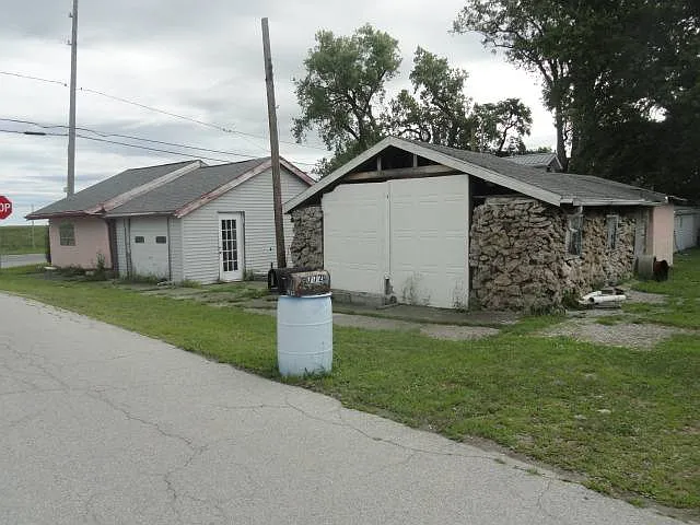 7724 Wahl Rd photo 1