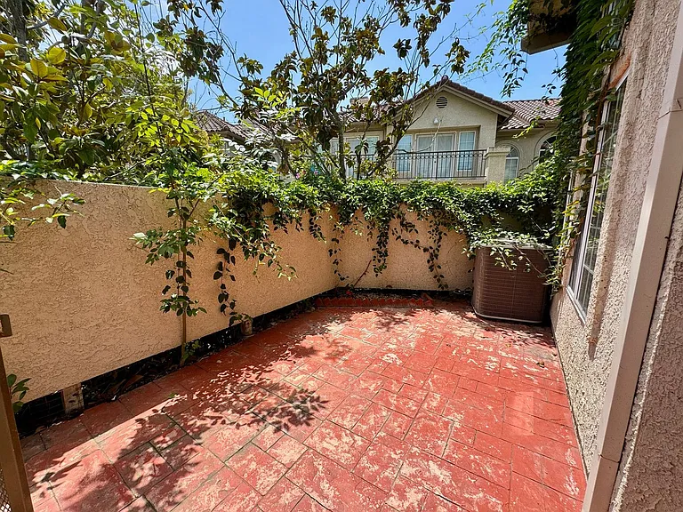 694 Warwick Ave — Photo 25