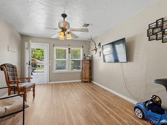 4th image of 1713 W Wynnewood Ave