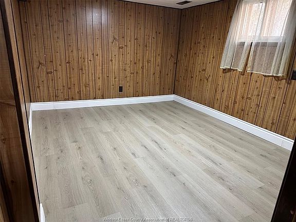 5th image of 1160 Dougall Ave