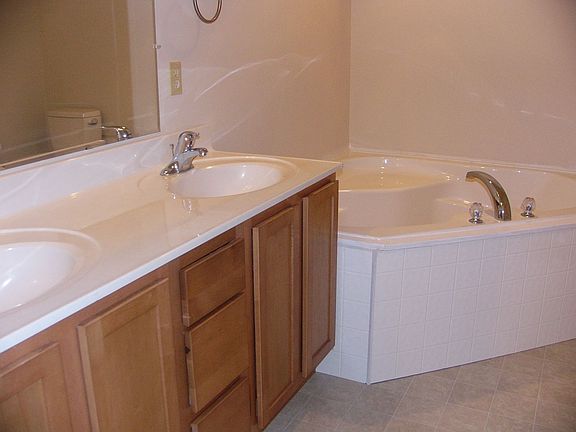 Master Bath w/Jaccuzzi Tub