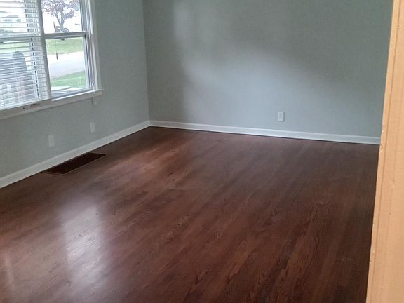 3rd image of 2908 S Hedges Ave