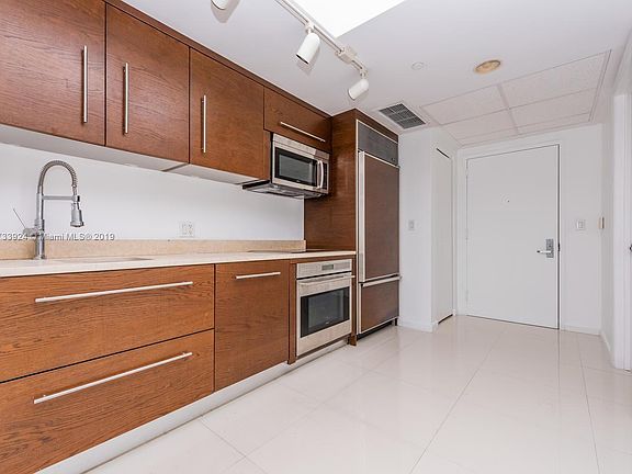 5th image of 475 Brickell Ave #1601