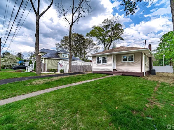 10 Avenue B, Helmetta, NJ 08828