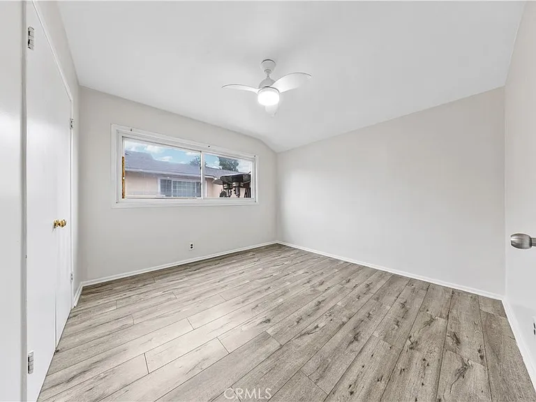 6943 Nagle Ave — Photo 6