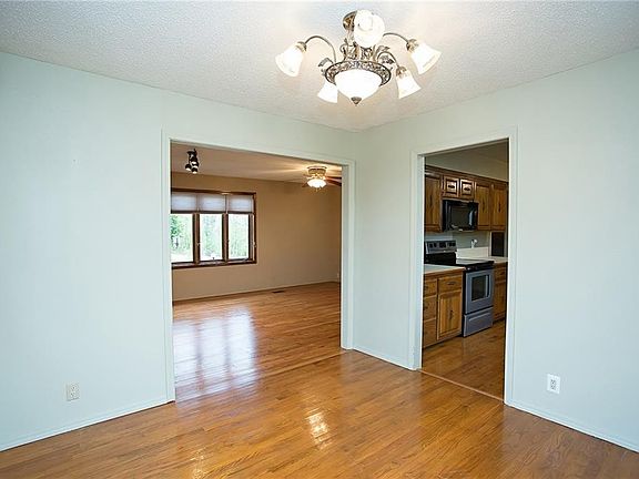 3rd image of 10 Churchill Dr