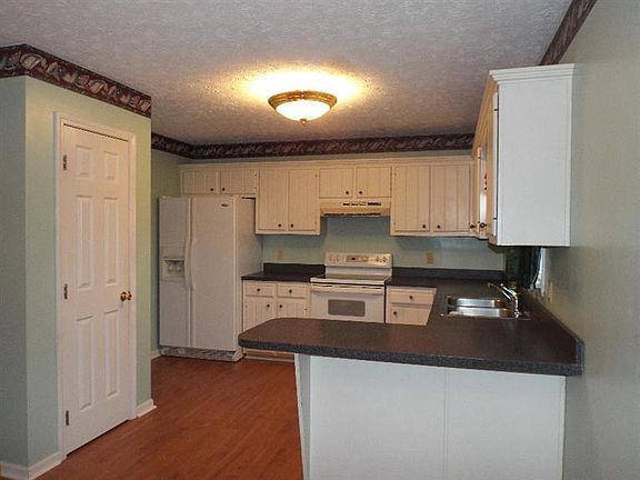 4th image of 1003 Silver Creek Dr