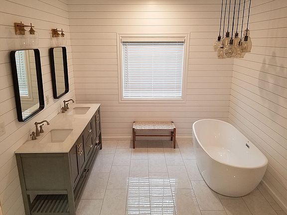 2nd image of 2805 Camarillo Ln