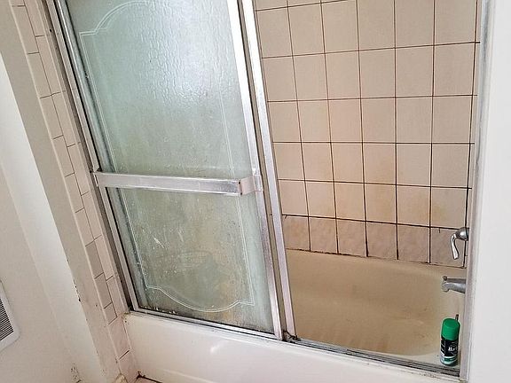 2nd image of 319 W Oakland Ave