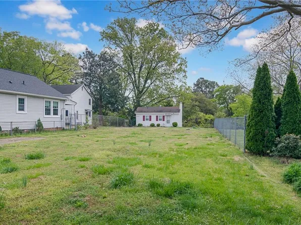 8 Magnolia Pl, Hampton, VA 23669