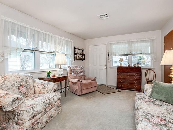 4th image of 19 Mount Logan Ln