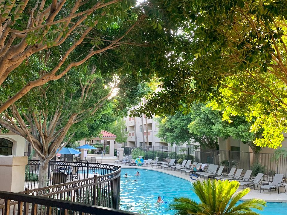 Community heated pool and jacuzzi