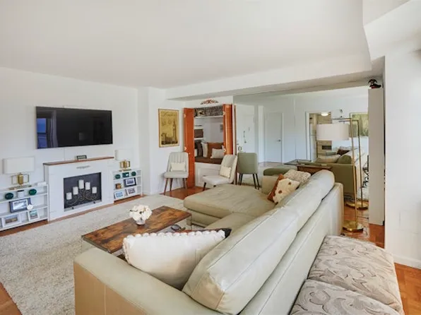 155 East 34th Street image 2 of 9