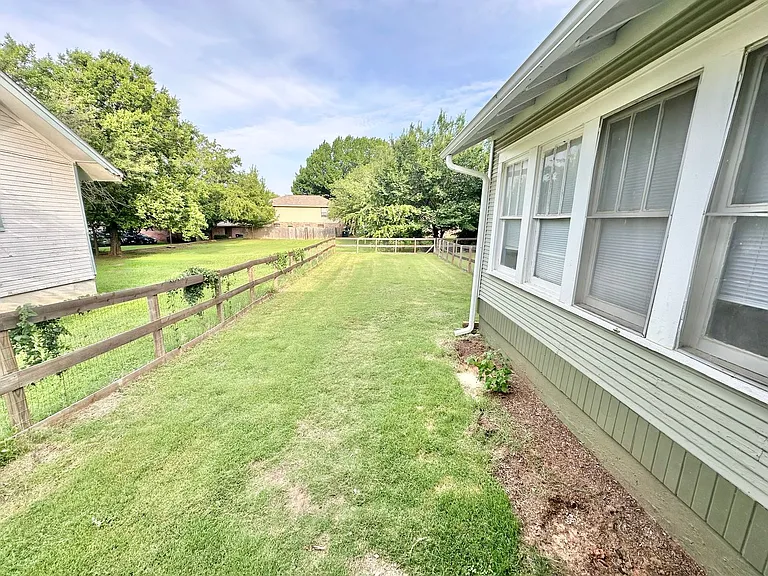2613 N Elm St — Photo 14