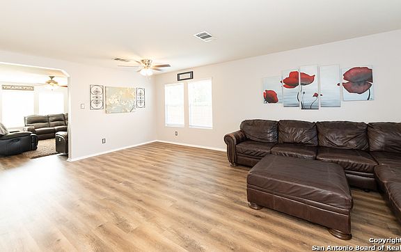 3rd image of 104 Willow Hl