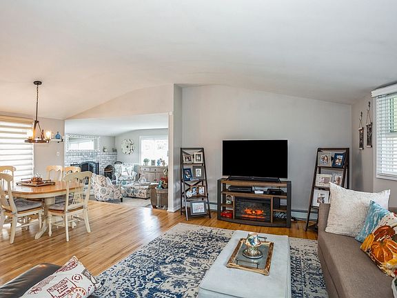 3rd image of 28 University Heights Dr