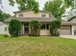 607 14th St NW, Mandan, ND 58554
