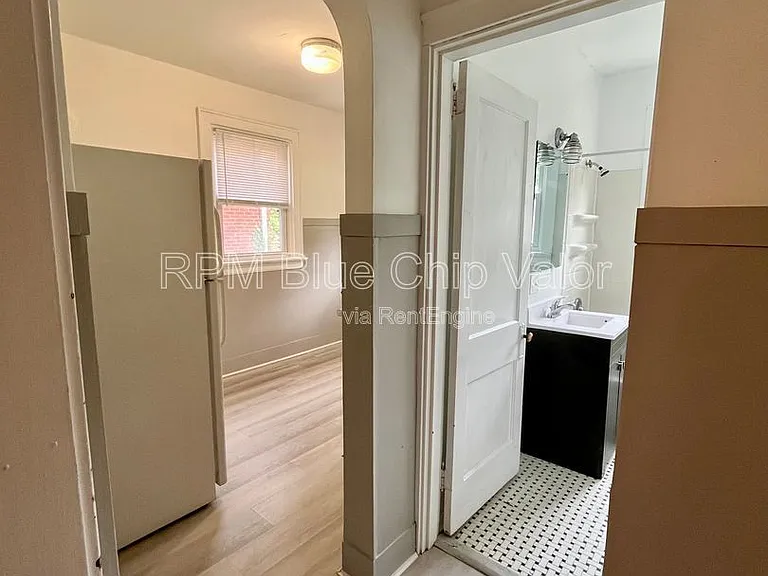 2119 Cathedral Ave #1 — Photo 6