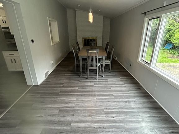 3rd image of 2556 Elmhurst Dr