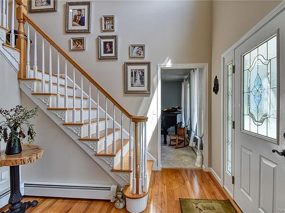 2nd image of 6 Hoffman Ct