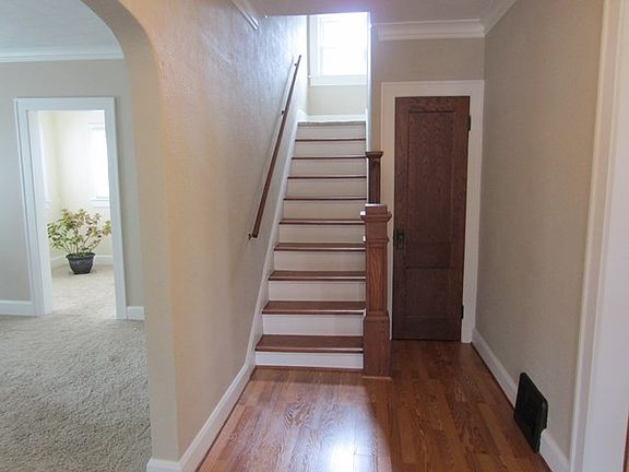 2nd image of 52 Wellington Ave