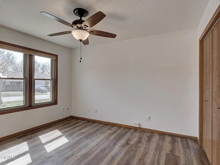 222 W Briarbrook Ln — Photo 7